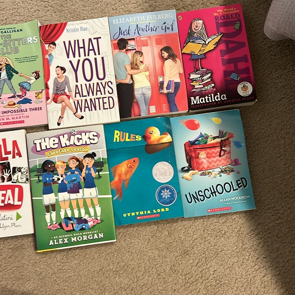 Book collection - Picture 4 of 4
